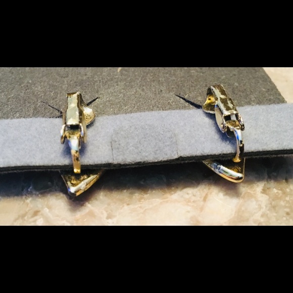 Vintage Enamel Tear-drop clip-on costume Earrings. - Picture 5 of 5